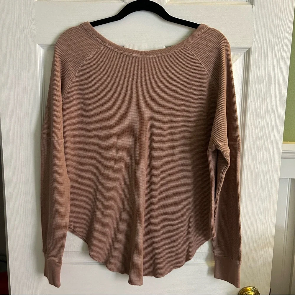 Aritzia TNA Dusty Mauve Pink Waffle Knit Long Sleeve Tee - Picture 2 of 4